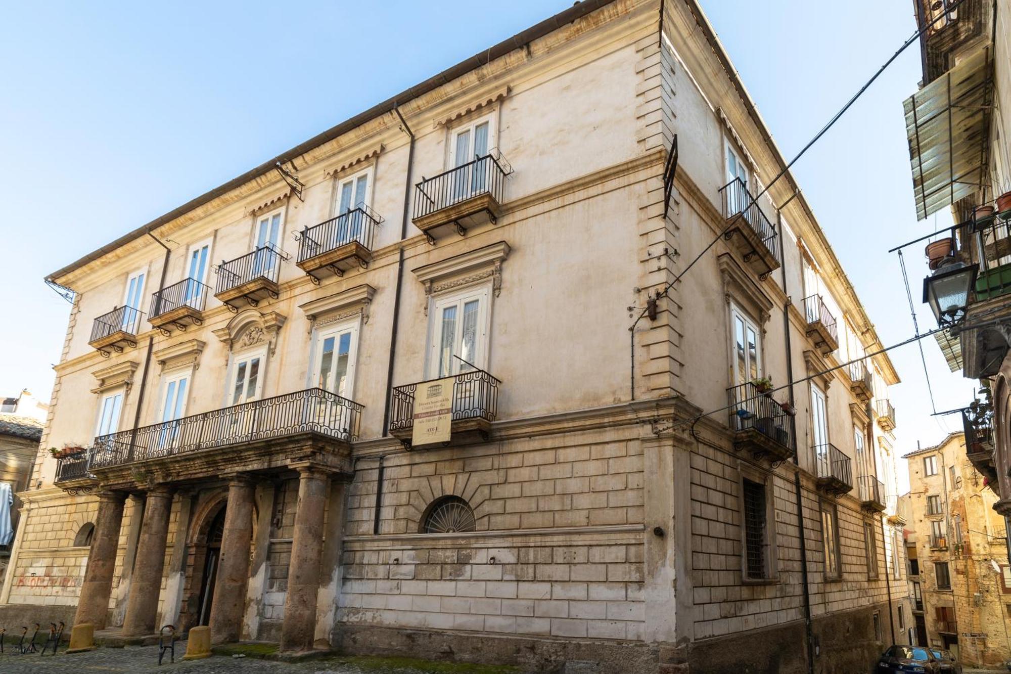 Dimora Storica Giostra Vecchia - Palazzo Grisolia 1809 Cosenza Bagian luar foto