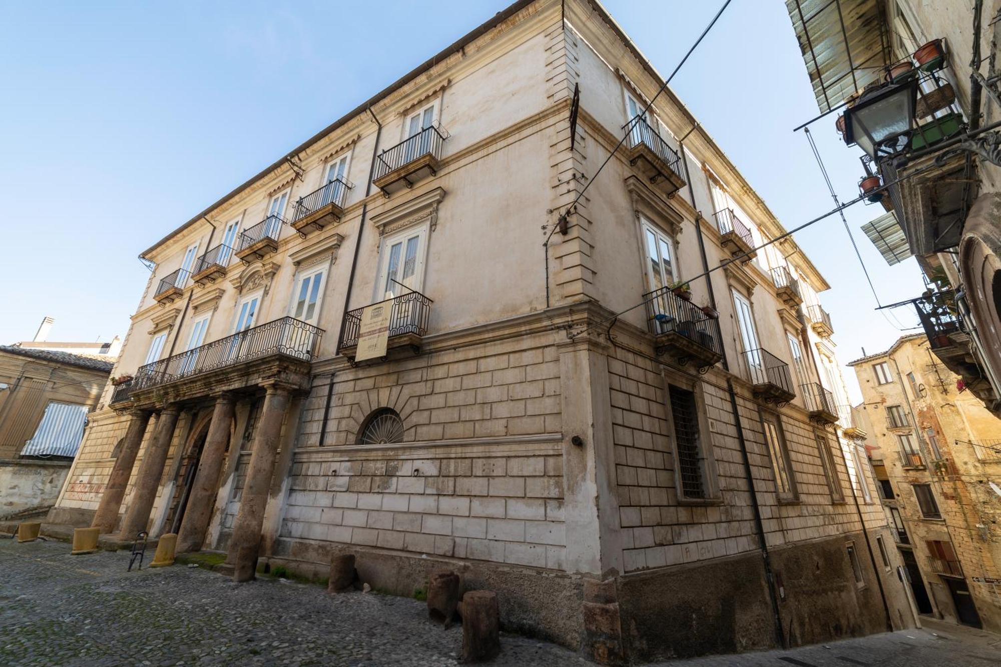 Dimora Storica Giostra Vecchia - Palazzo Grisolia 1809 Cosenza Bagian luar foto